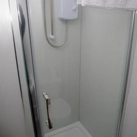 Ml Short - 5 Bedroom En-suite Contractor House *